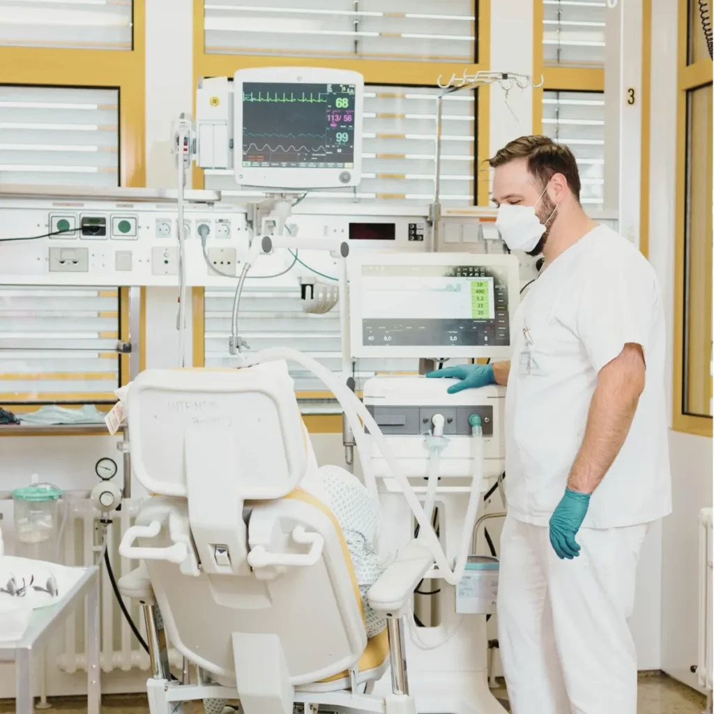 Lungenarzt Dr. Amel Havkic bei außerklinischer Intensivmedizin und Potenzialerhebung – Expertenbetreuung für Schwerstkranke in Frankfurt, jetzt auch zu Hause