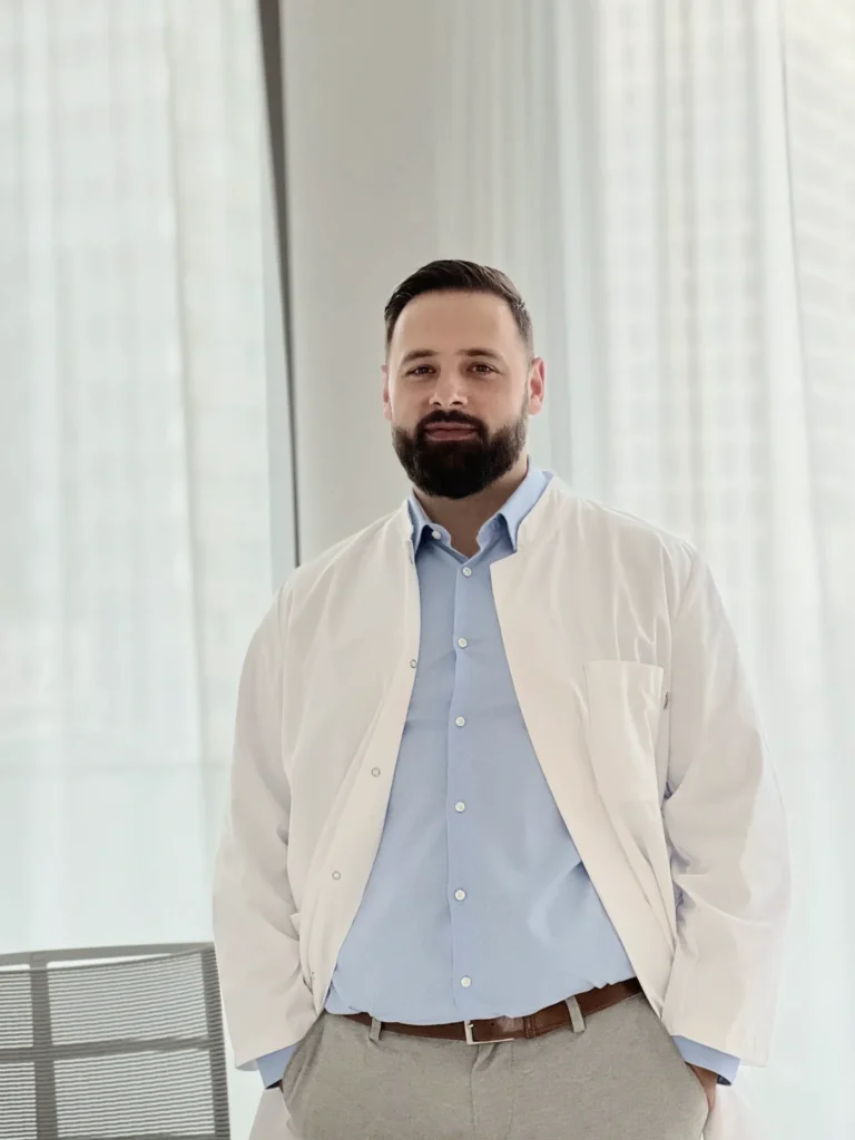 Lungenarzt Dr. Amel Havkic in seiner Praxis in Frankfurt – persönliche Betreuung in moderner Umgebung