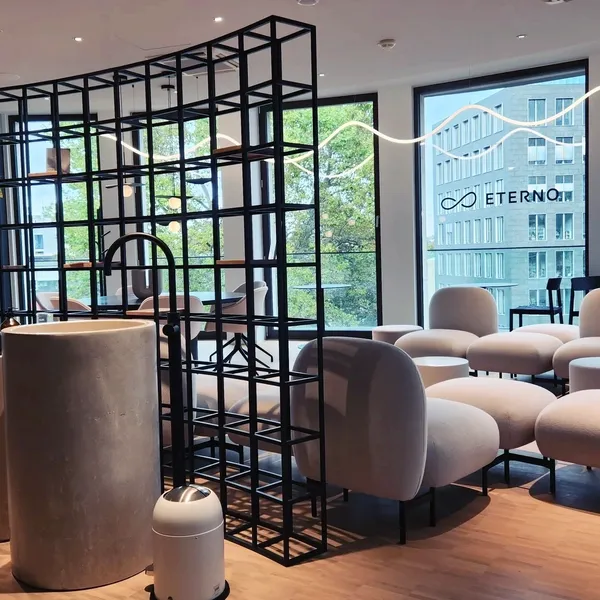 Wartebereich von Eterno Health – umfassende medizinische Diagnostik nach Erstberatung bei Dr. Amel Havkic, Lungenarzt in Frankfurt