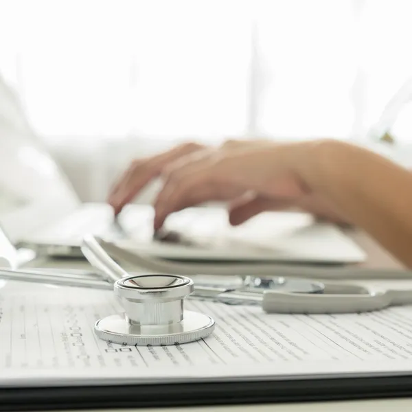 Laptop in Nutzung bei medizinischer Vorbereitung – Erstberatung per Videosprechstunde bei Dr. Amel Havkic, Lungenarzt in Frankfurt